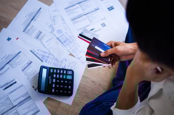 Evaluar la capacidad de pago de clientes y proveedores