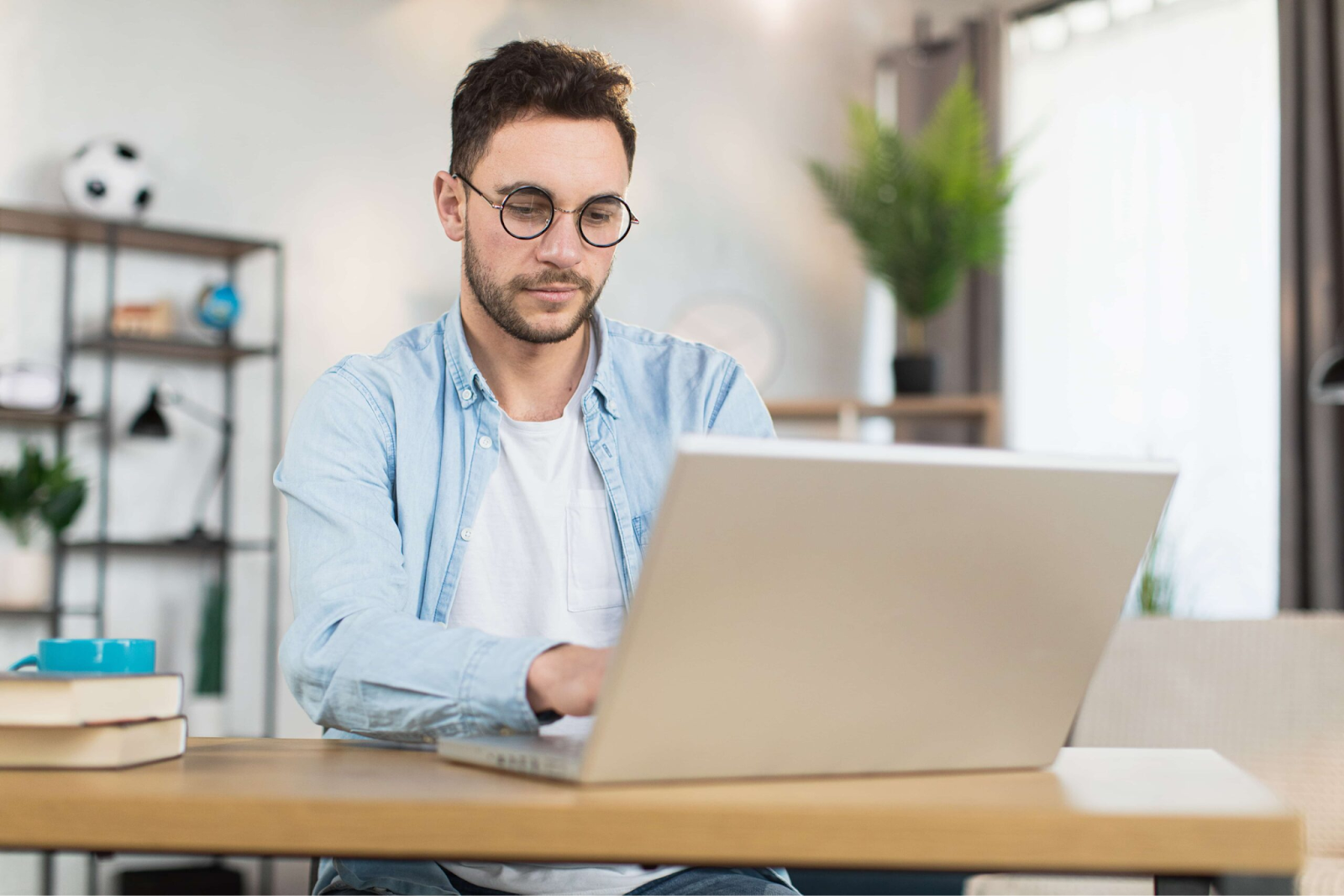 Una persona está realizando una evaluación de riesgo antes de firmar un contrato comercial